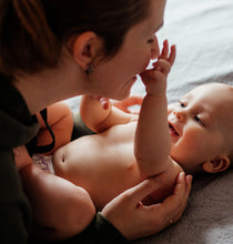 Load image into Gallery viewer, Nursicare Therapeutic Breast Pads for Wounded, Cracked, Painful Nipples. Box of 6.